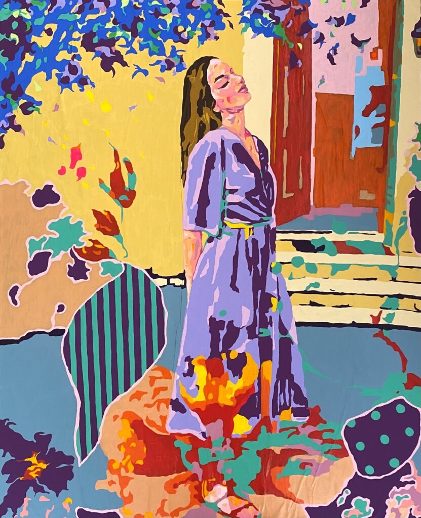 jeune femme devant la porte d'une maison colorée